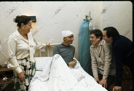 Fofó con su esposa, su hermano Gaby y su hijo Fofito, tras ser operado de un tumor cerebral